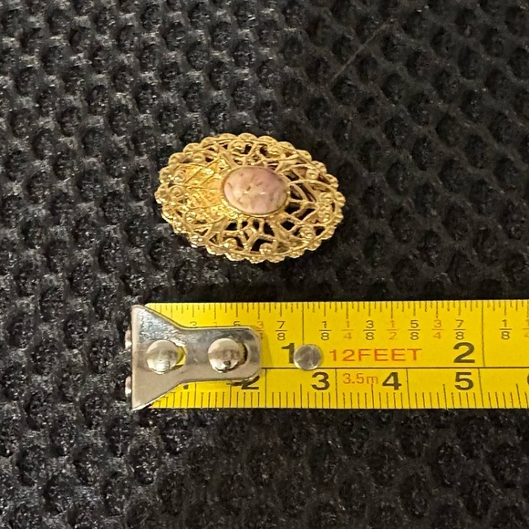 Vintage Gold Filigree Oval Scarf Slide
Clip with Pink/Peach Marbled Cabochon - Picture 12 of 13